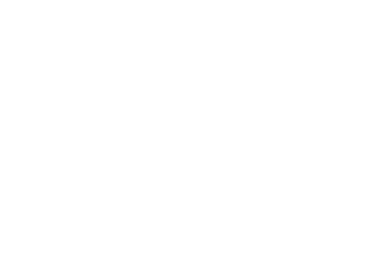 Messingfarbener Kerzenhalter mit präziser Blitzgravur auf dunklem Untergrund